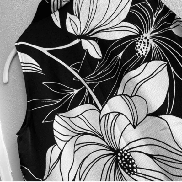 NEW WHBM Sleeveless Blouse V-neck Bold Magnolia Floral Black White Size XS - Picture 11 of 14